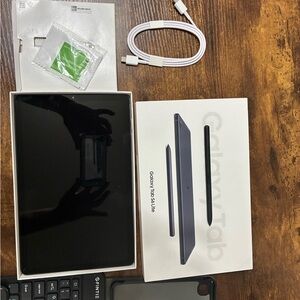 Samsung Galaxy Tab S6 Lite - Dark Gray with case and keyboard